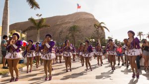 Imagen de un grupo de mujeres bailando danzas tradicionales en el Carnaval de Arica