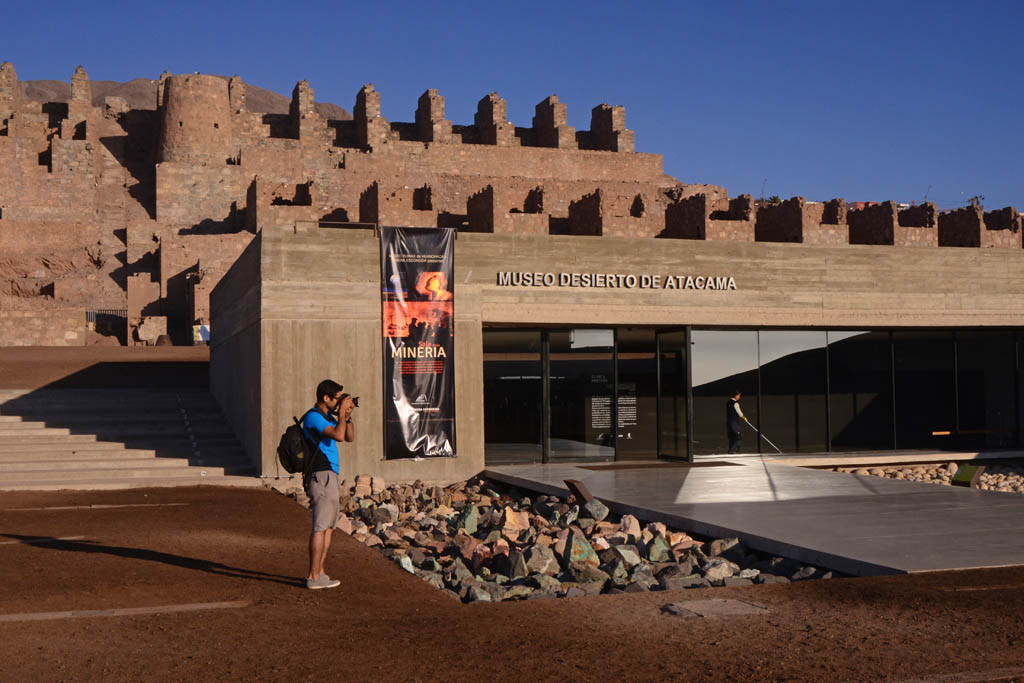Turista en las Ruinas de Huanchaca