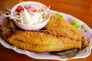 pescado frito con ensalada chilena