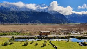 Peulla, poblado de la región de Los Lagos rodeado de una frondosa vegetación.