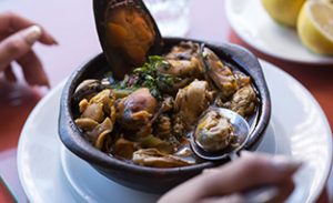 Plato tradicional de mariscos en la Región de Los Lagos