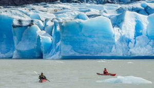 Kayak por los glaciares de la patagonia. Chile es el mejor destino de turismo aventura del mundo