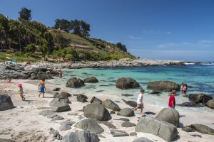 las mejores playas de Chile con agua cristalina y formaciones rocosas