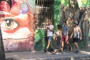 Caminar por el Barrio Yungai en verano en Santiago