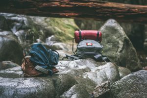 Mochila y poca ropa para hacer un viaje de self drive en Chile