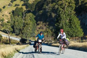 Personas disfrutando en bicicleta de los Verdes paisajes de la Carretera Austral