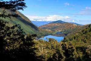 Vista desde las alturas al Parque Nacional Huerquehue parte de la Reserva de la Biósfera Araucarias