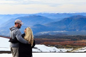 turistas disfrutando de las montañas nevadas en Chile