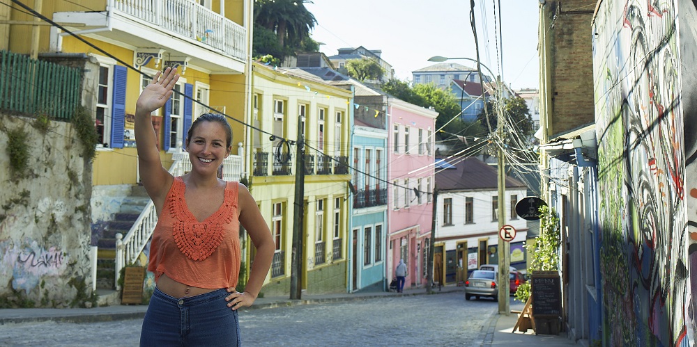 mujer disfrutando de la ciudad de Valparaíso
