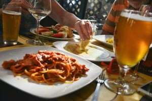 disfrutando de una rica cena con cerveza magallanica