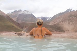 Imagen de una mujer en baños colina