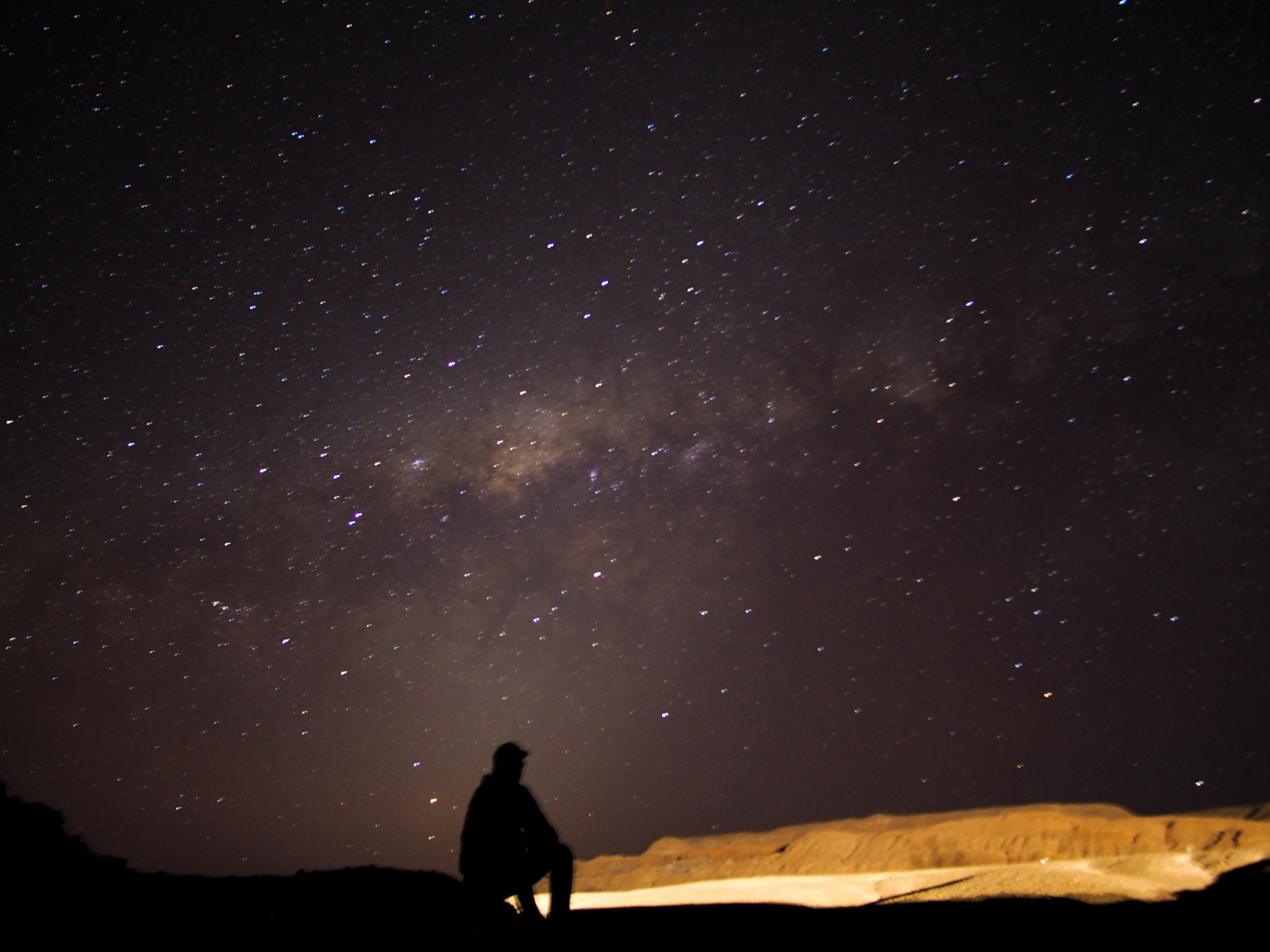 Imagen de una persona observando el cielo estrellado