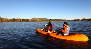 Pareja en kayak en el Lago Rapel
