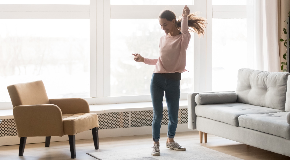 imagen de mujer bailando sola en su casa