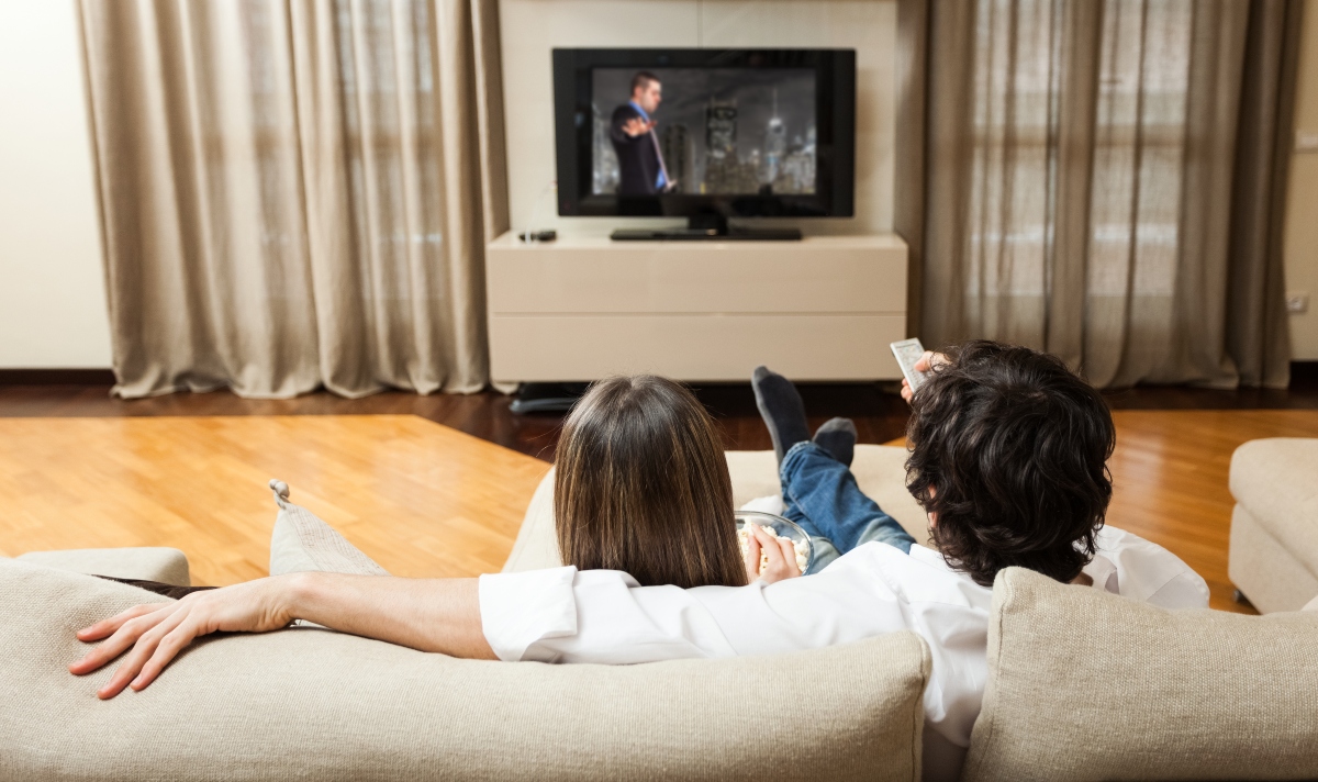 imagen de una pareja viendo películas en casa