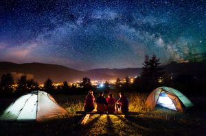 Verano responsable. imagen de un grupo de personas acampando en Chile
