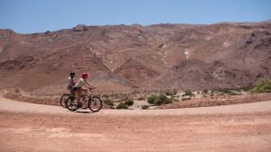 Imagen de turistas recorriendo la quebrada de Pinte en bicicleta