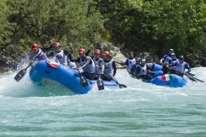 grupo de turistas realizando rafting