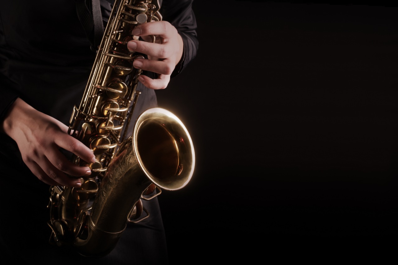 Imagen de un hombre tocando el Saxofón