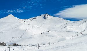 Imagen de Valle Nevado en invierno donde se ven los esquiadores en la nieve