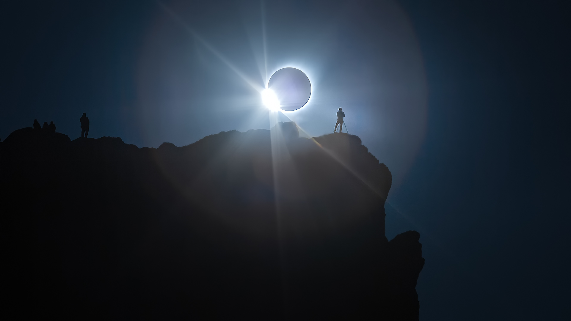 Imagen de un grupo de personas disfrutando de un eclipse total solar