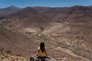 Imagen de una mujer disfrutando la vista de la Quebrada de Chusmiza