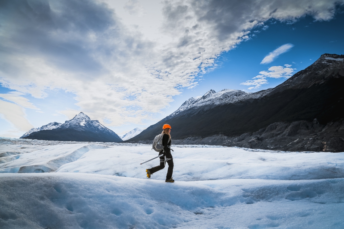 Imagen de una mujer realizando una caminata sobre hielo en el Glaciar Gray