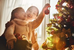 Imagen de una madre con su hija disfrutando Navidad