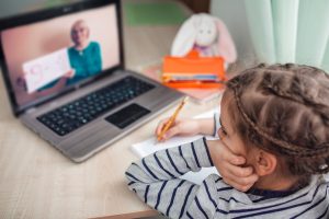Imagen de una niña teniendo clases y talleres online
