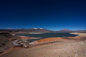 Laguna en pleno desierto con el volcán Ojos del Salado de fondo