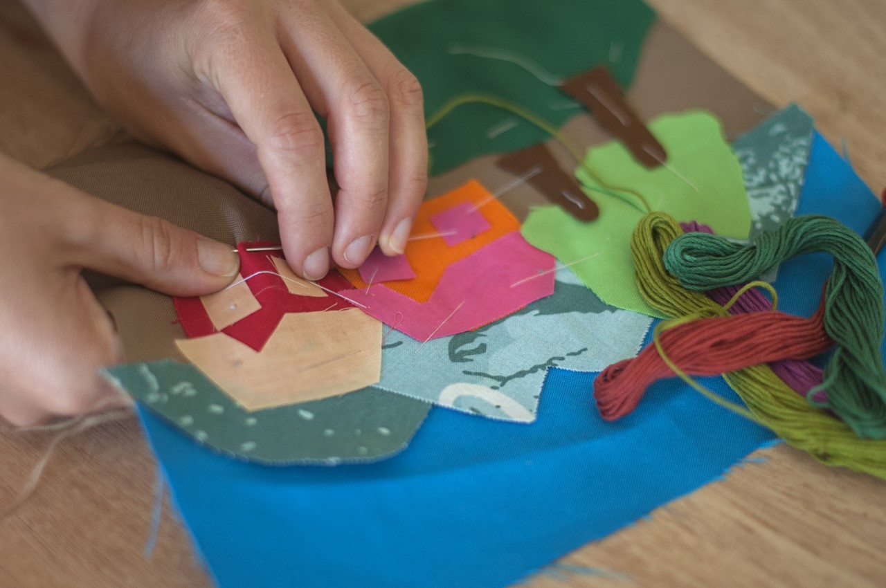 Imagen de una artesana de Chile bordando una pieza