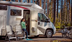 Imagen de una mujer recorriendo Chile en su motorhome