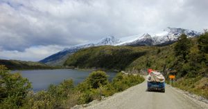 Imagen de un auto por la Carretera Austral