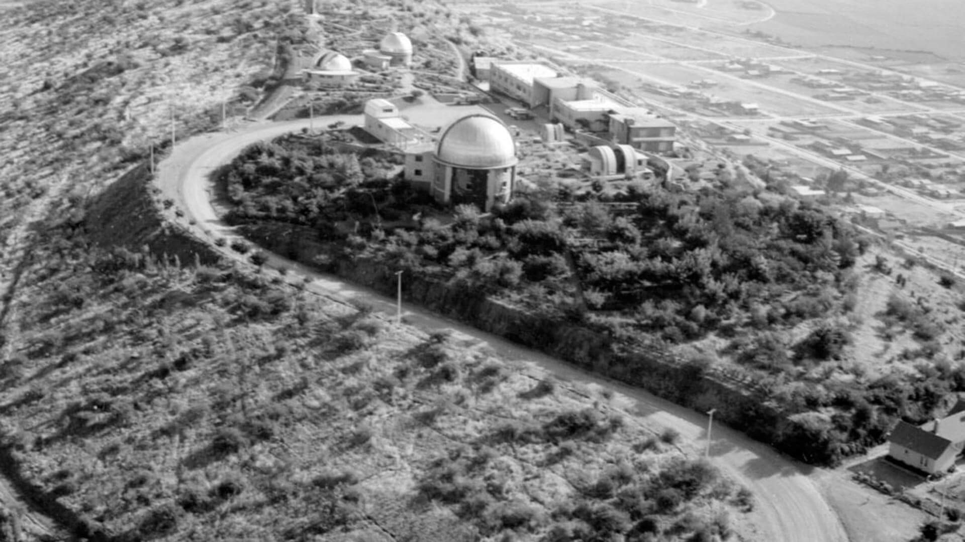 Imagen en blanco y negro del Observatorio Cerro Calán