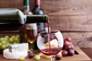 Fiesta de la vendimia: copa de vino servida