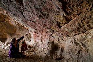 Cueva de las Manos donde se ven pinturas rupestres en Aysen