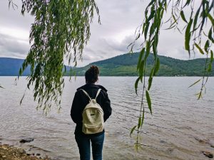 Mujer admirando la belleza del Lago Colico