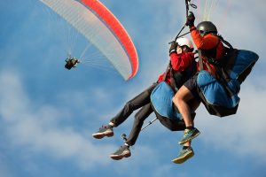 Pareja realizando parapente en las alturas de Chile