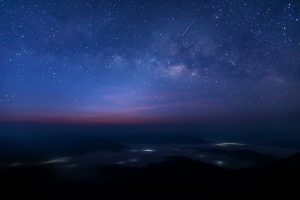 Imagen de un cielo nocturno estrellado