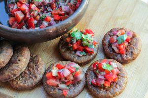 Cocina criolla chilena - pebre con tomates en mini sopaipillas