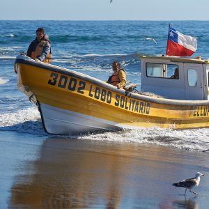 Pescadores llegando a tierra en bote pesquero