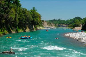 Imagen de turistas haciendo rafting en el sector La Balsa de Ñuble