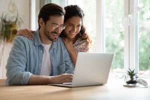 Pareja disfrutando una actividad online