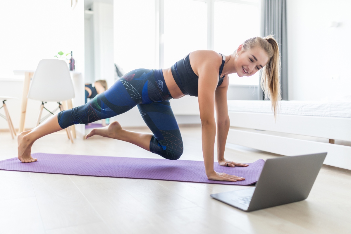 Chica realizando clases de yoga online