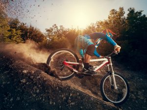 hombre en bicicleta cuesta abajo