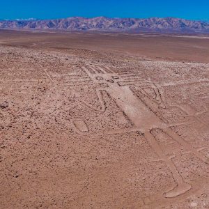 Vista aérea del Gigante de Tarapacá, Pampa del Tamarugal