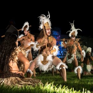 grupo de hombres realizando baile tradicional rapa nui