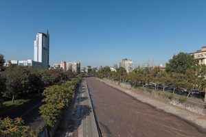 vista desde el río mapocho y edificios de fondo de Santiago