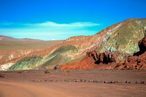 Vista panorámica valle de colores con cielo azul despejado y soleado