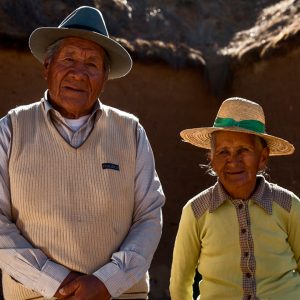 Fotografía retrato de pareja de hombre y mujer aymara